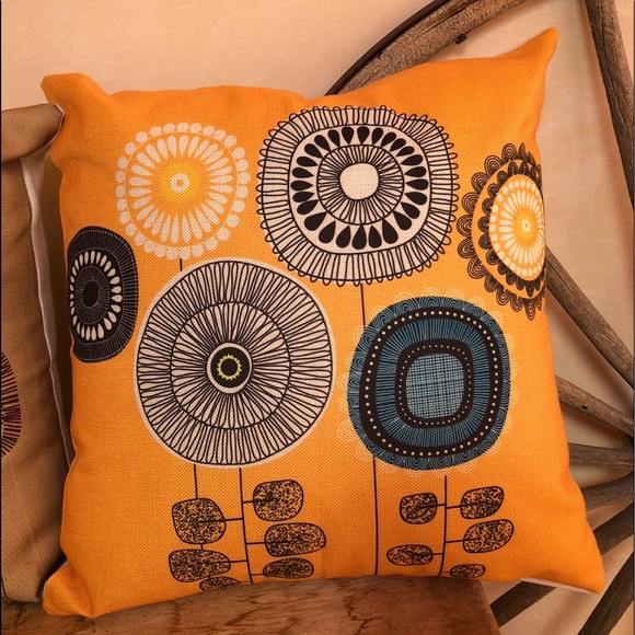 DECORATIVE THROW PILLOW SET (Includes 2) Cute Abstract Floral Design 15”x15” NEW - Picture 4 of 10